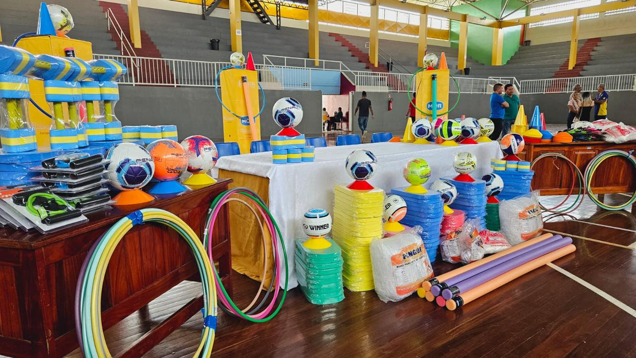 Entrega de materiais para escolinhas esportivas
